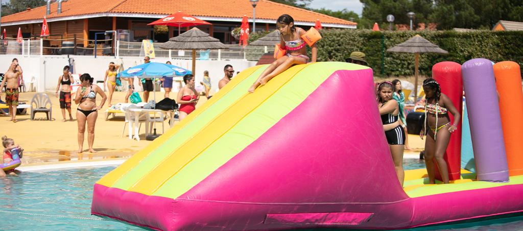 toboggans gonflables au Club Enfants du camping Mimizan Plage